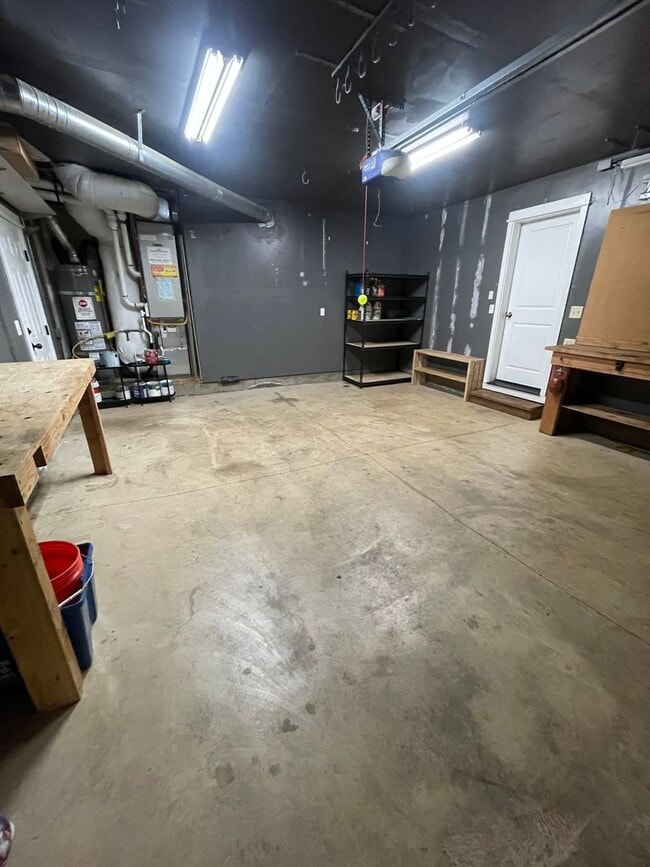 Building Photo - **MOVE IN SPECIAL** Gorgeous Pet Friendly ...