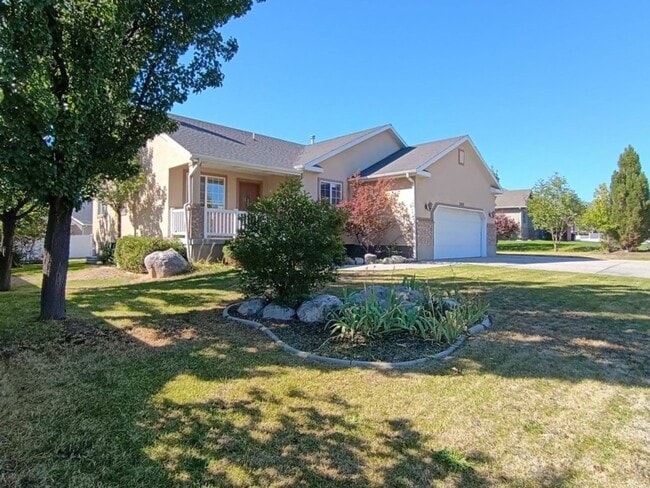 Building Photo - Spacious Home w attached 2 car garage