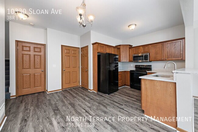Building Photo - Gorgeous, Updated 3BR Townhouse in Kansas ...