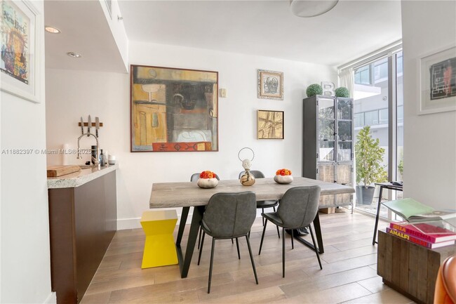 Foto del edificio - 720 NE 62nd St