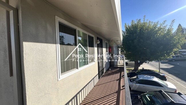 Building Photo - Updated 2bd/1ba Foothill Farms Condo with Garage