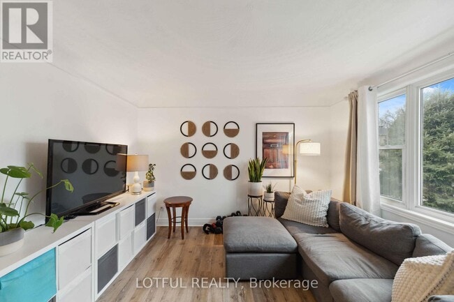 Building Photo - 2427 Ave du Chasseur