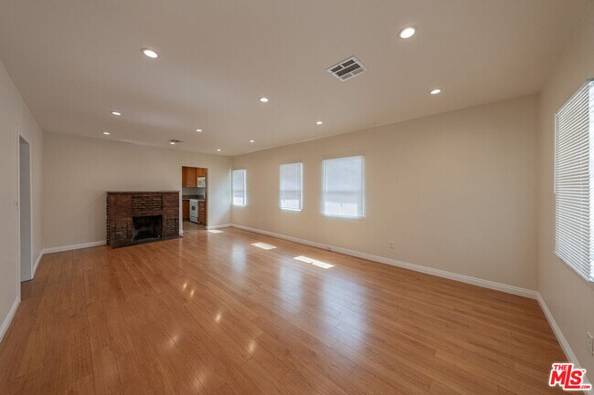 Foto del edificio - 361 W Wilson Ave