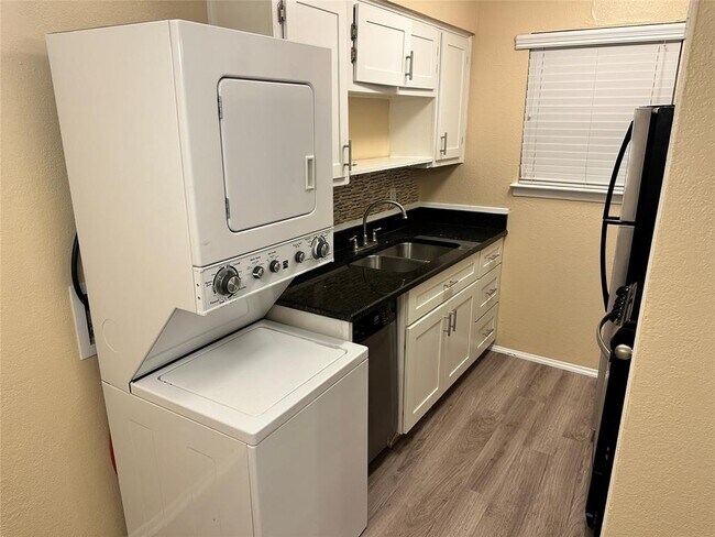 Foto del edificio - 2401 Manor Rd