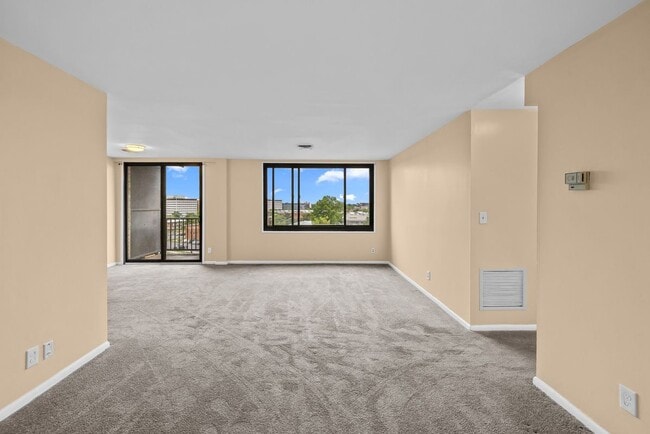 Building Photo - 3450 Toledo Terrace