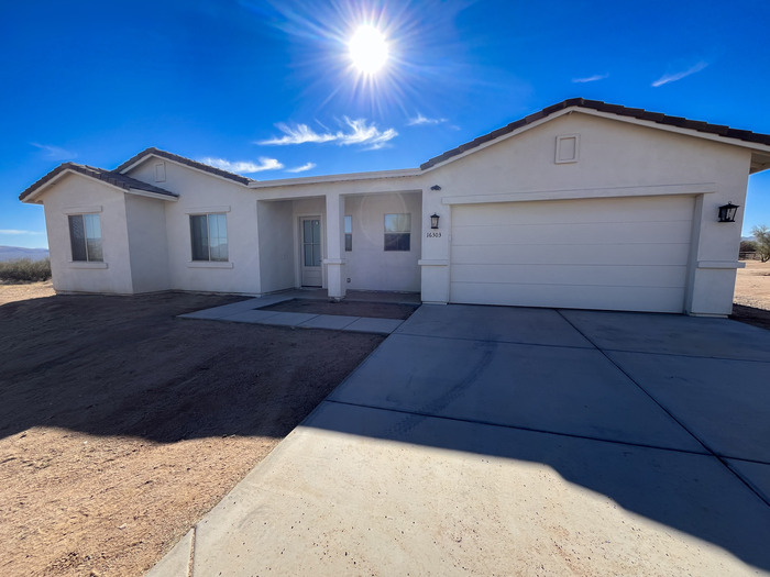 Foto principal - 4Bed/2Bath House in Rio Verde! $399 MOVE-I...