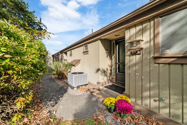 Building Photo - 21 Heritage Vlg