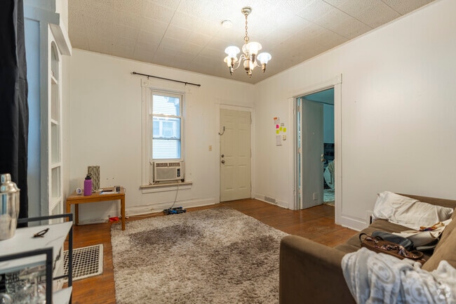 Interior Photo - 812 Mary St