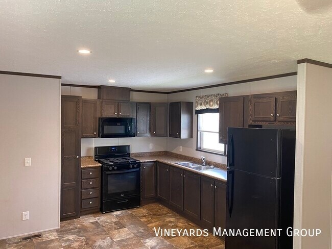 Building Photo - **URGENT SPECIAL** MOVE-IN SPECIAL! APP FE...