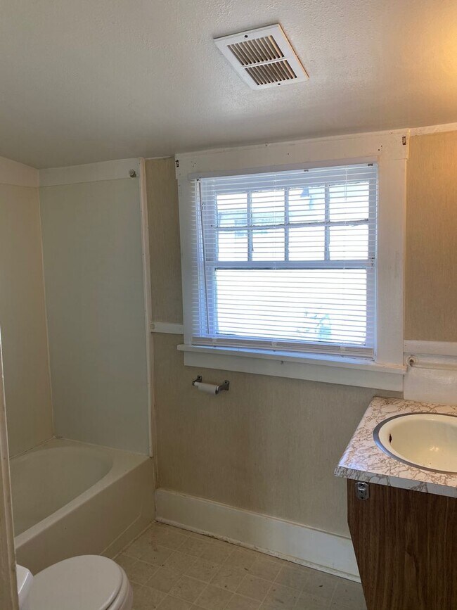 Foto del edificio - Single Family Home Bungalow-two bedroom/one bath-laundry