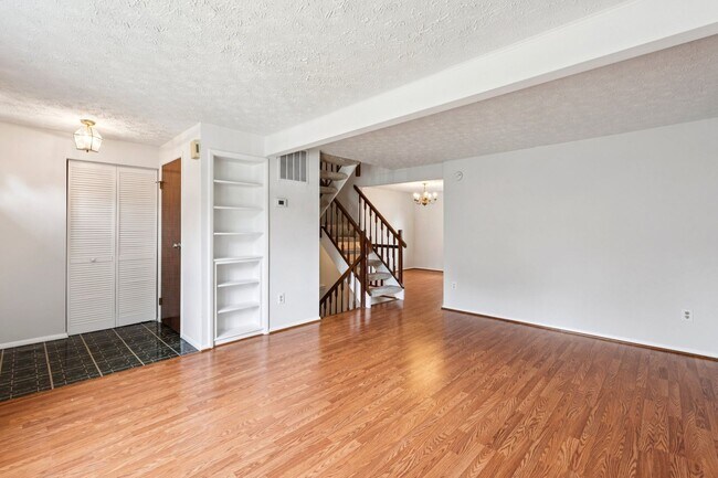Building Photo - Conveniently located in the Courts of Tysons!