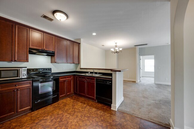Foto del edificio - 2-Bed/2-Bath condo in Lenox Village.