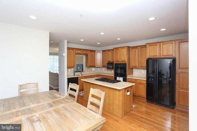 Building Photo - 2425 Killarney Terrace