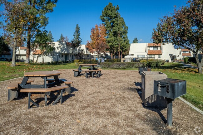Apartamentos del parque Brookside - Área de barbacoa y picnic - Brookside Park Apartments
