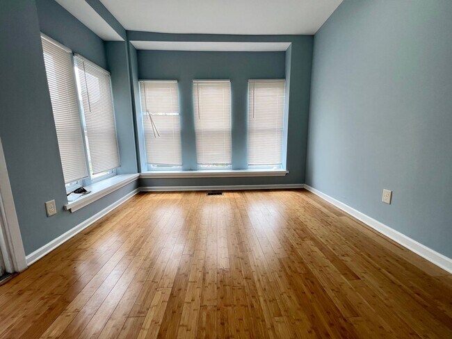 Building Photo - Newly Renovated 3-Bedroom Townhouse with F...