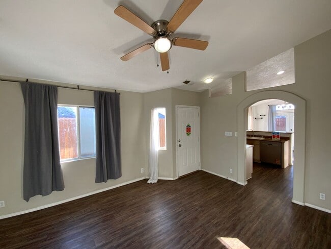 Foto del edificio - 2 Bedroom Single Story Home Available Near Hwy 550 NE & Paseo Del Volcan NE in Enchanted Hills Ri...