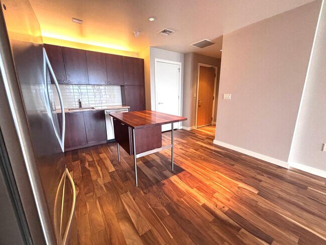 Foto del edificio - 1 Oversized Bedroom Condo w/ a Water View,...