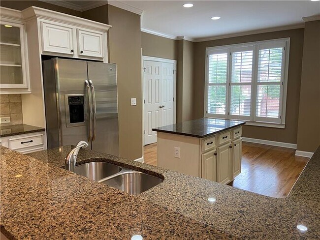 Building Photo - 4201 Village Green Dr