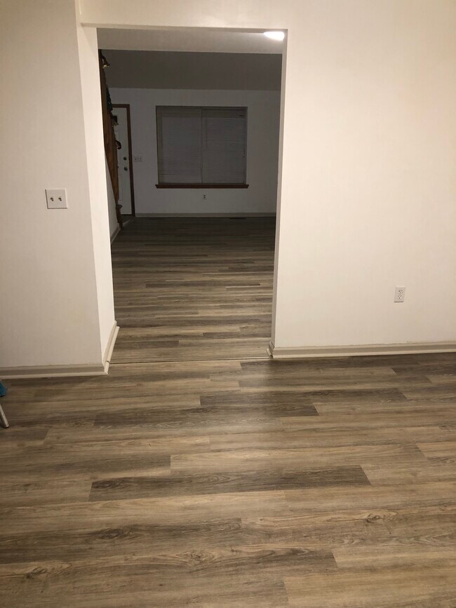 Desde la cocina-comedor hasta la sala de estar - 2650 Tamlynn Ct