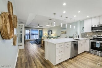 Building Photo - 9101 Vanderbilt Dr