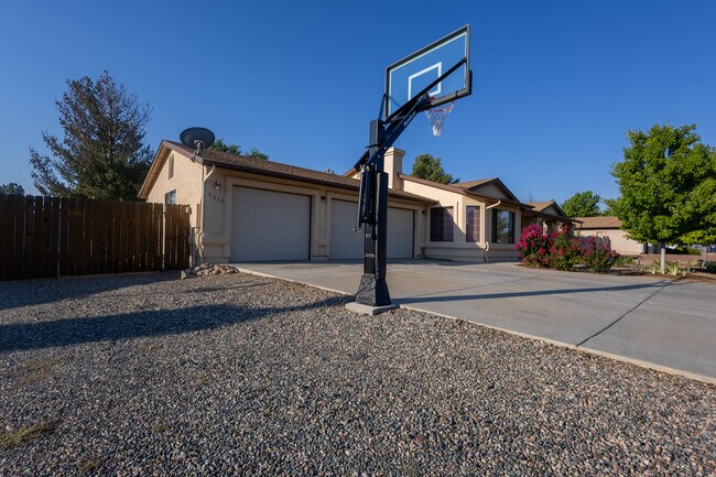 Building Photo - 7313 E Wren Dr