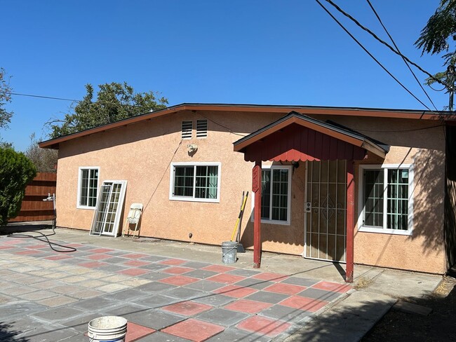 Building Photo - Spacious 2-Bed, 2-Bath Triplex Front Unit ...