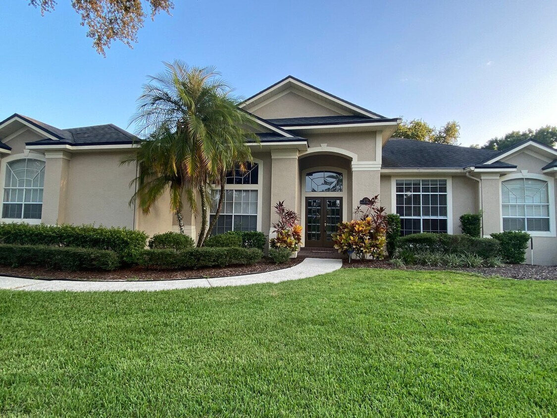 Foto principal - Stunning 3 Bed, 3 Bath Pool Home + Den in ...