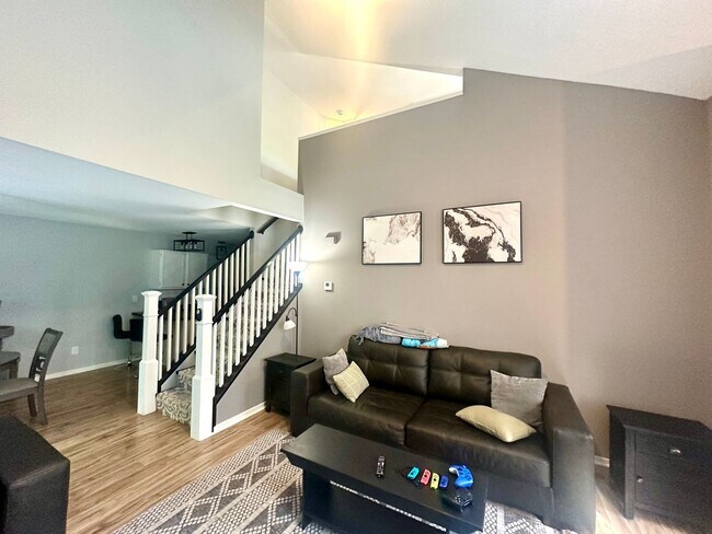 Foto del edificio - Immaculate High-End Corner Townhome in Pin...