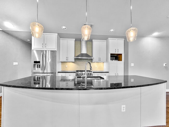 Building Photo - Upgraded Town Home