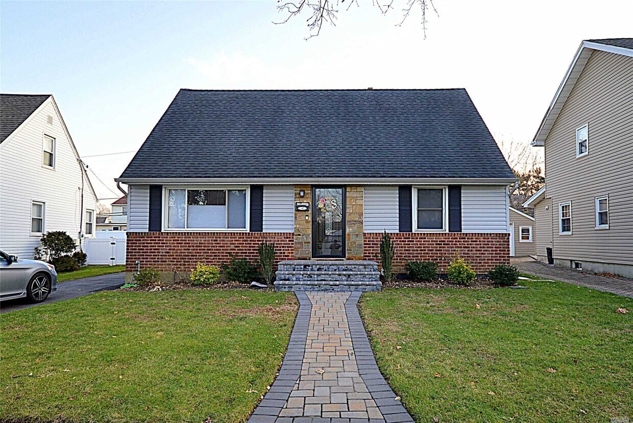Primary Photo - 42 Tenafly Dr