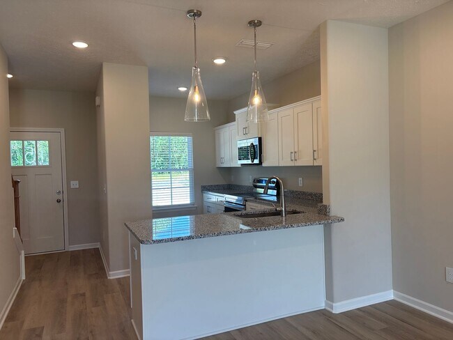 Foto del edificio - BRAND NEW 4 Bed 3 Bath Townhome Near The H...