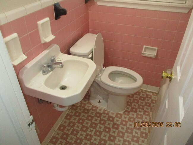 Foto del edificio - 1603 W Whitney Ave