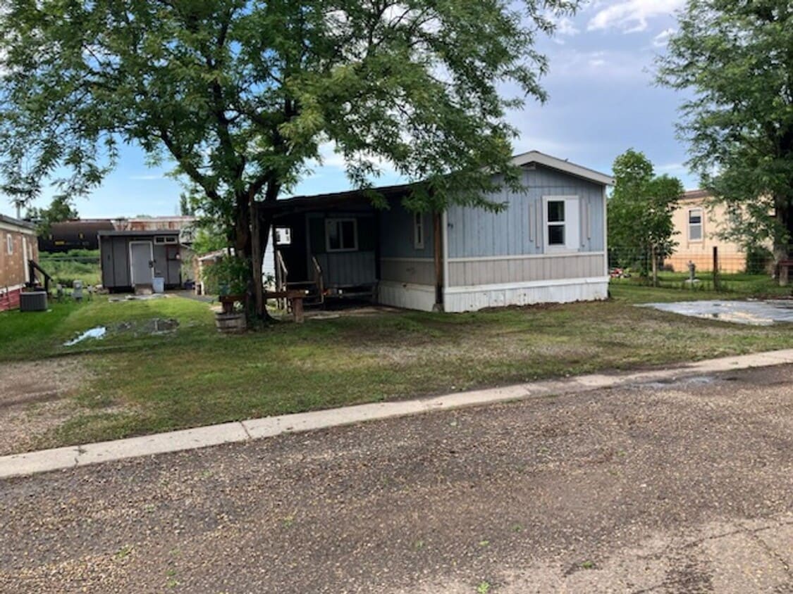 Primary Photo - 3 bed, 2 bath Trailer house with outer sto...