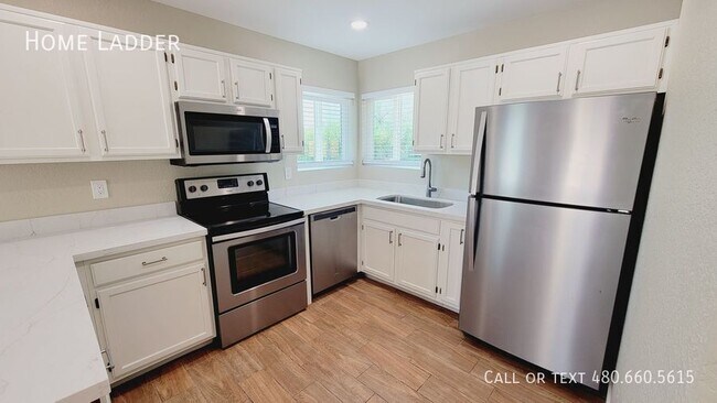 Building Photo - Updated 3 Bedroom Duplex in Fountain Hills!