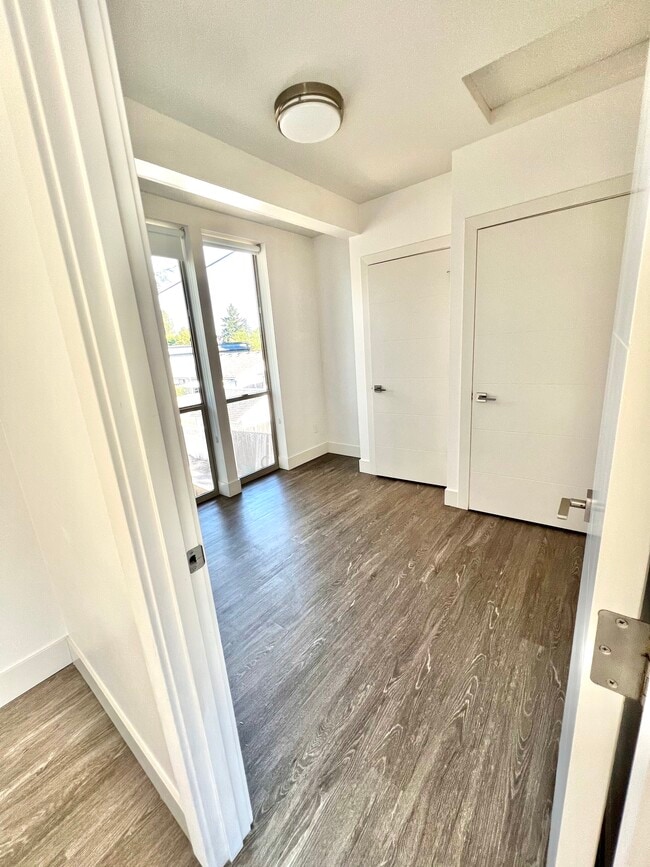 8216 N Chautauqua Blvd Unit B, Portland, OR 97217 Apartments in