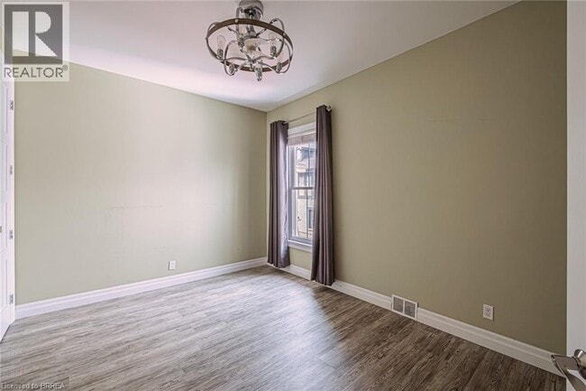 Photo du bâtiment - 180 Brant Ave