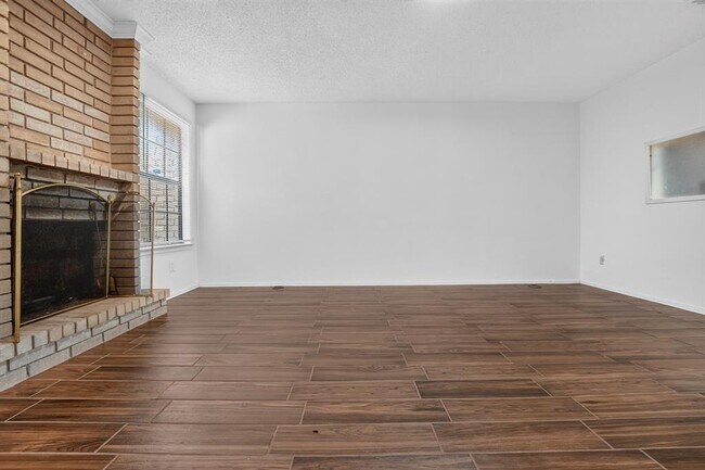 Foto del edificio - 8400 Jamestown Dr