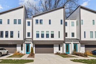 Building Photo - 1553 Pinecrest Ave