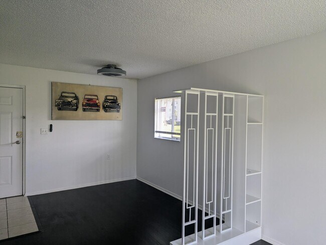 Foto del edificio - 1203 N Benoist Farms Rd