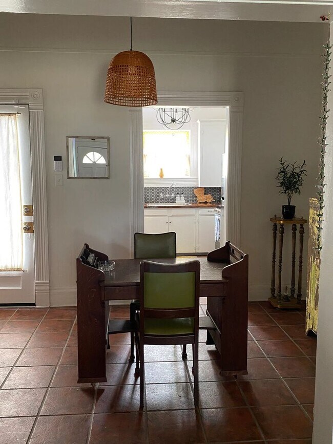 Foto del edificio - Quaint 2-Bed, 1-Bath Duplex in Downtown La...