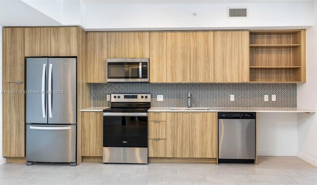 Building Photo - 2150 N Bayshore Dr