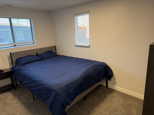 Building Photo - 800 W 10th St