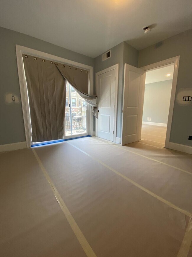 Building Photo - Fully Renovated, Central Heat/AC, Large bedrooms, Central Location. Laundry on a Site