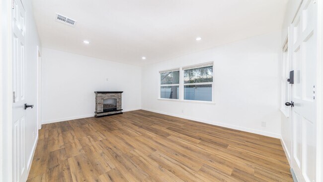 Foto del edificio - Move-in ready! Be the first to enjoy this beautifully renovated 2 bedroom, 1.5 bath duplex unit at