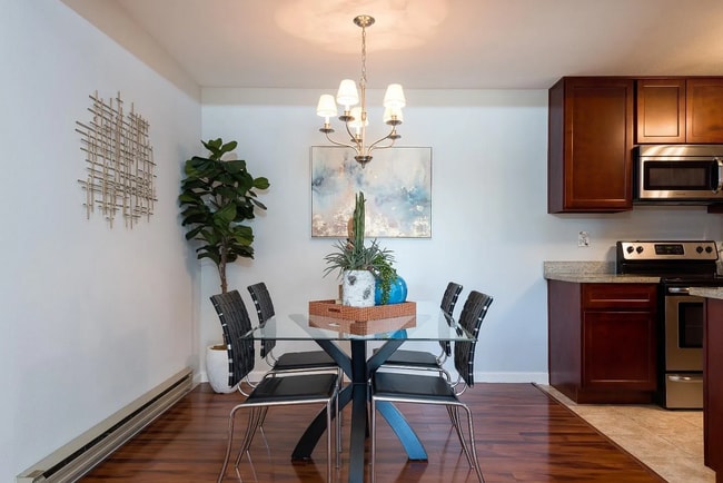 Building Photo - Centrally located one bedroom condo that w...