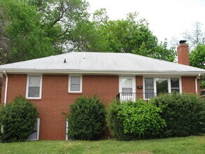 Building Photo - 804 St James Cir