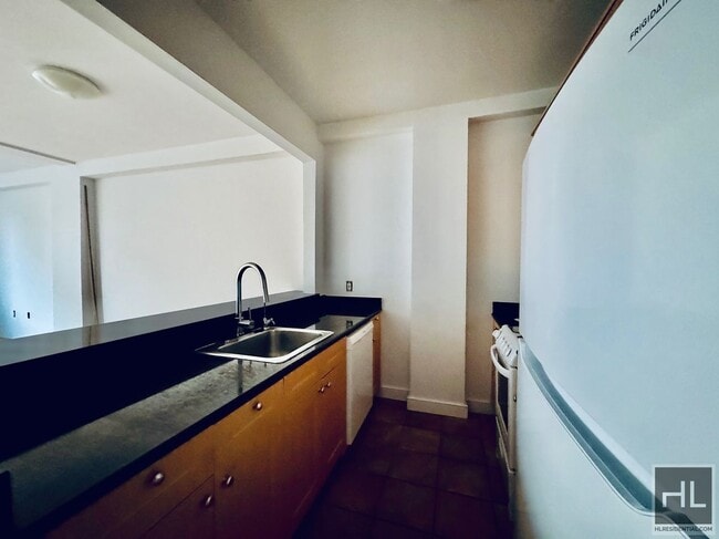 Building Photo - large rent stabilized one bedroom with pri...