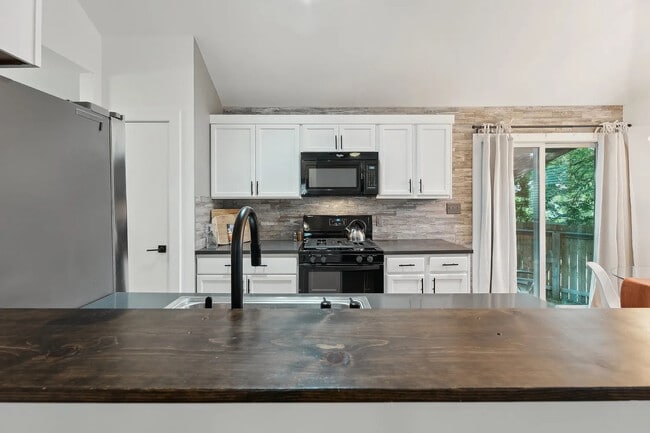 Foto del edificio - Room in House on Rosewood Ct