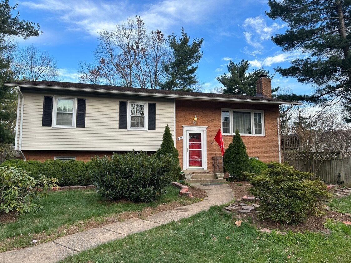 Foto principal - 838 Colvin Ct