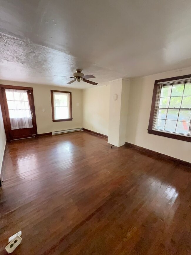 Building Photo - Downstairs Duplex 1 Bedroom, 1 Bath – Available Now | Downtown Chapel Hill